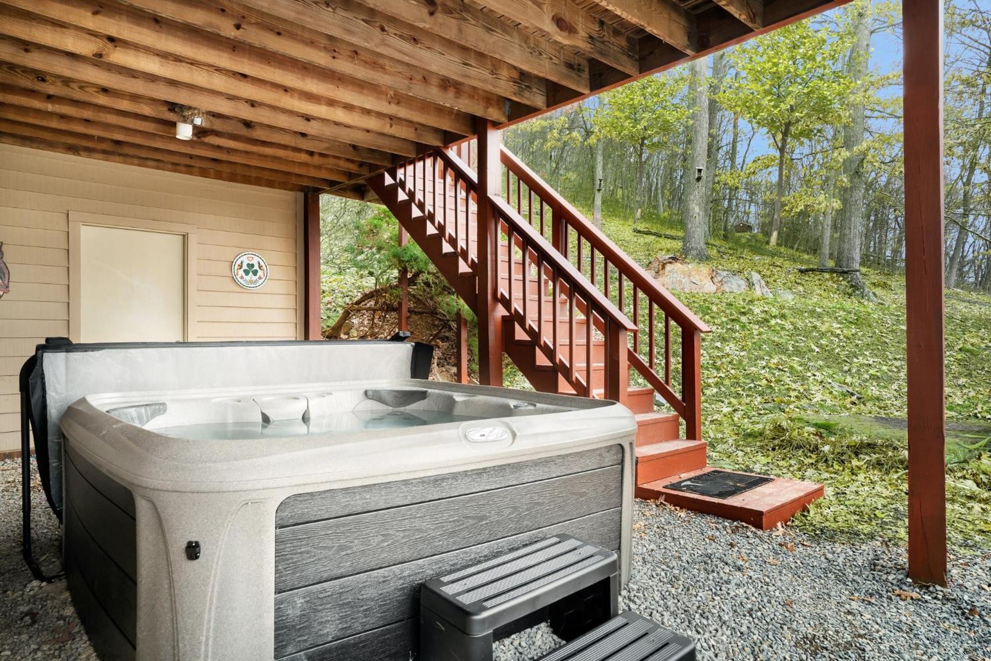 Modern Retreat W Hot Tub, Deck & Resort Amenities Berkeley Springs Exterior photo